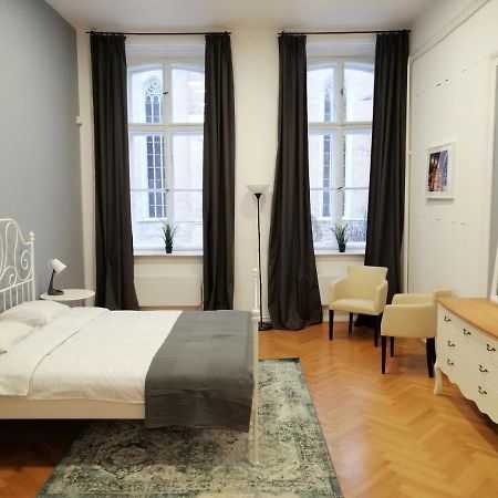 Filinhome Zmaj Jovina Suite โนวีซาด ภายนอก รูปภาพ