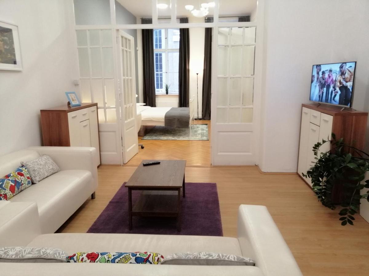 Filinhome Zmaj Jovina Suite โนวีซาด ภายนอก รูปภาพ