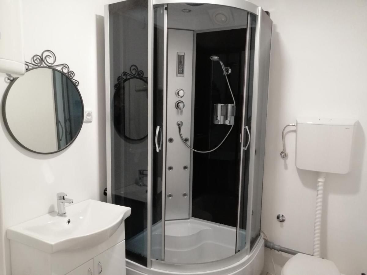 Filinhome Zmaj Jovina Suite โนวีซาด ภายนอก รูปภาพ