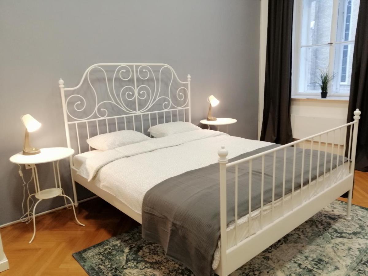 Filinhome Zmaj Jovina Suite โนวีซาด ภายนอก รูปภาพ