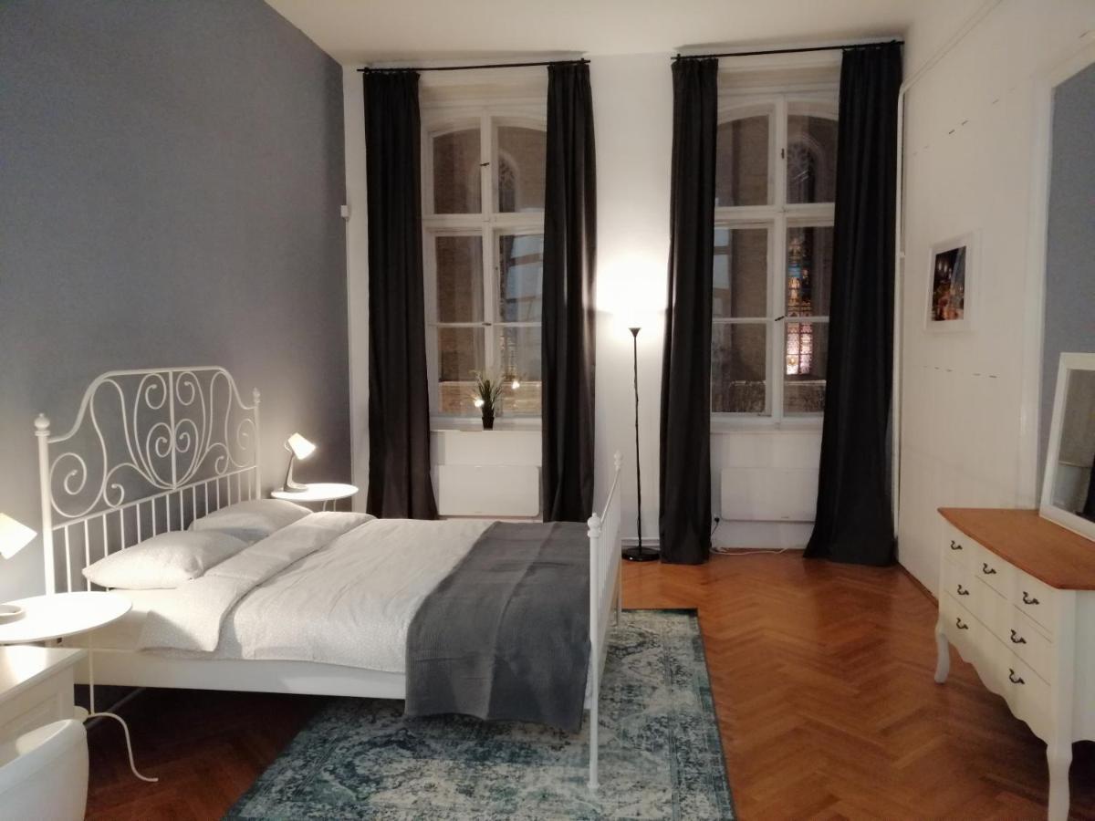 Filinhome Zmaj Jovina Suite โนวีซาด ภายนอก รูปภาพ